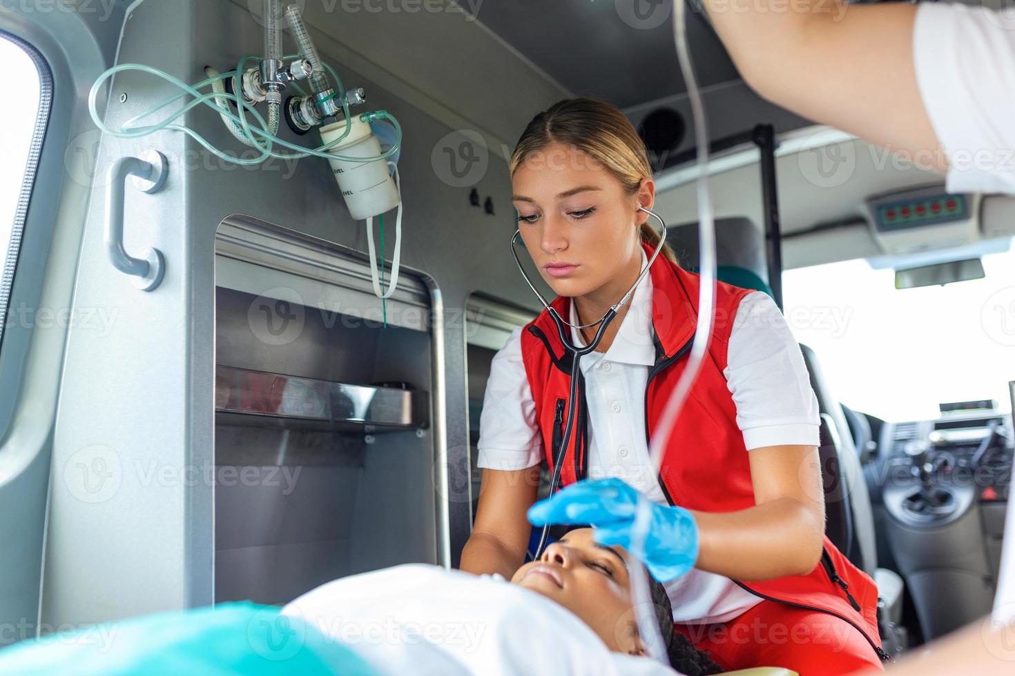 doktorer nödsituation eller paramedics är arbetssätt med en senior kvinna patient medan han lögner på en bår i ett ambulans. foto