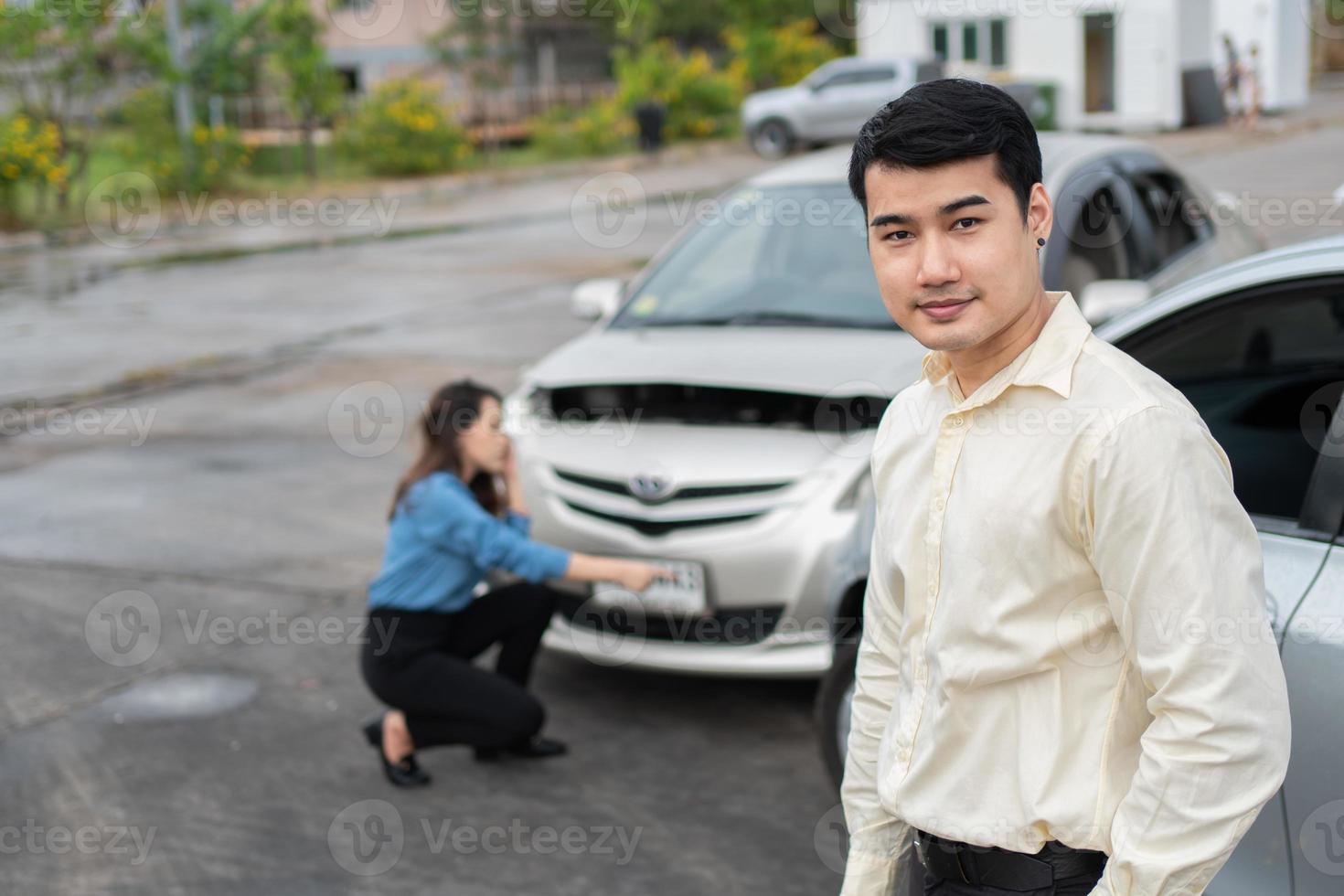 Lycklig affärsman drivrutiner do inte oroa efter en bil olycka eftersom ha bil olycka försäkring. och ledsen män drivrutiner do inte ha bil olycka försäkring. foto