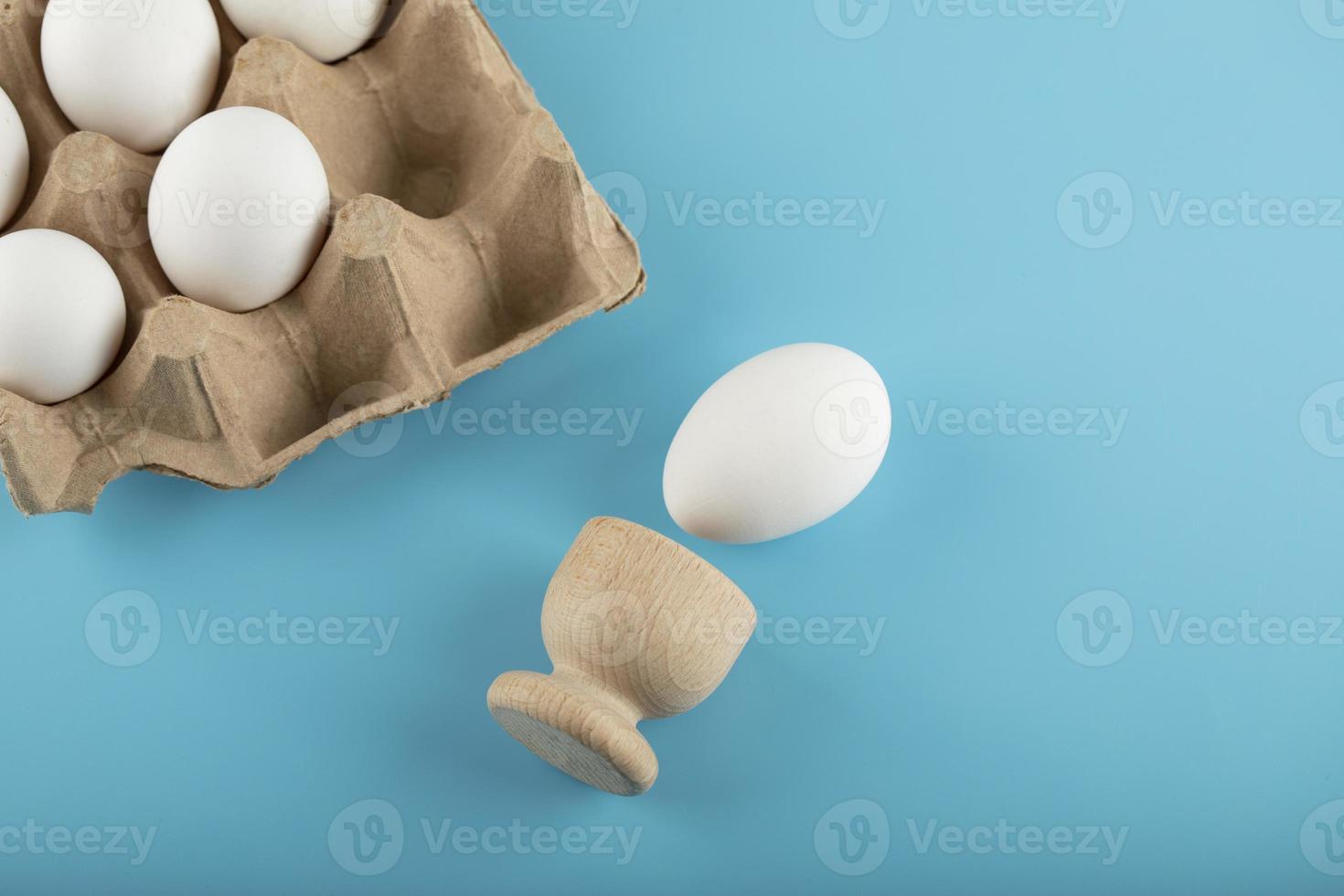 behållare med färska ägg på blå bakgrund foto
