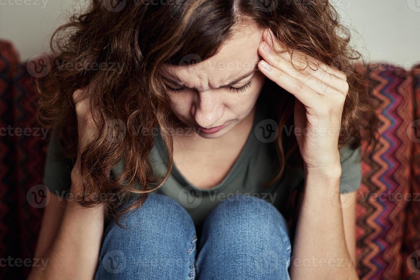 kvinna lidande från huvud smärta, känsla stark huvudvärk foto