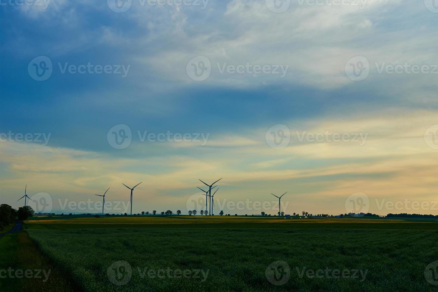 väderkvarn turbiner på solnedgång, vind energi begrepp foto