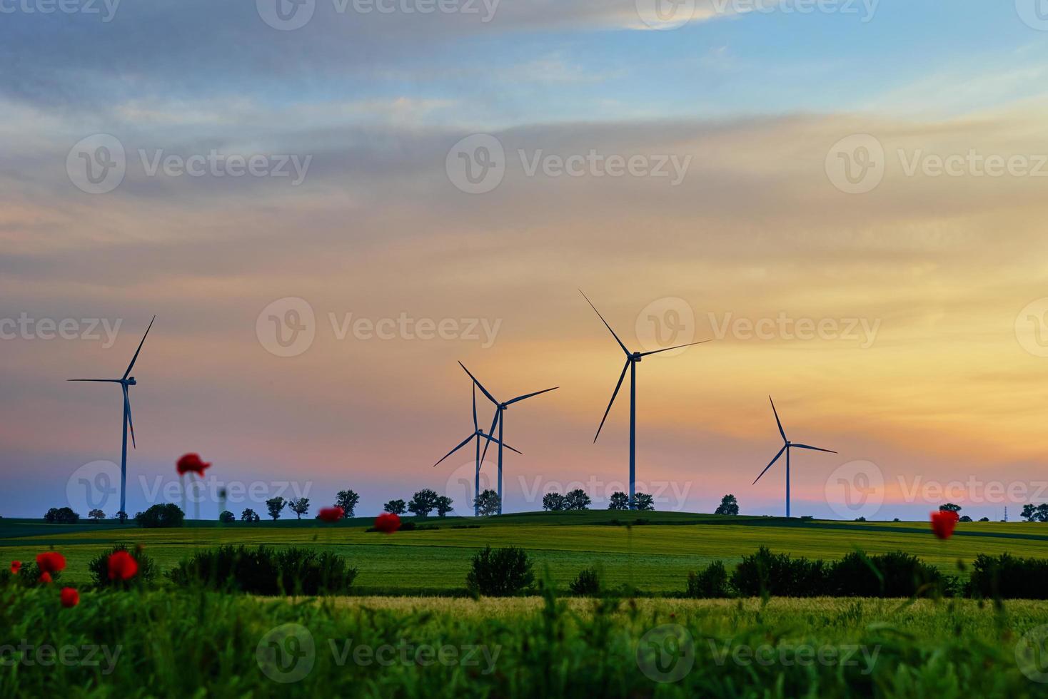 väderkvarn turbiner på solnedgång, vind energi begrepp foto