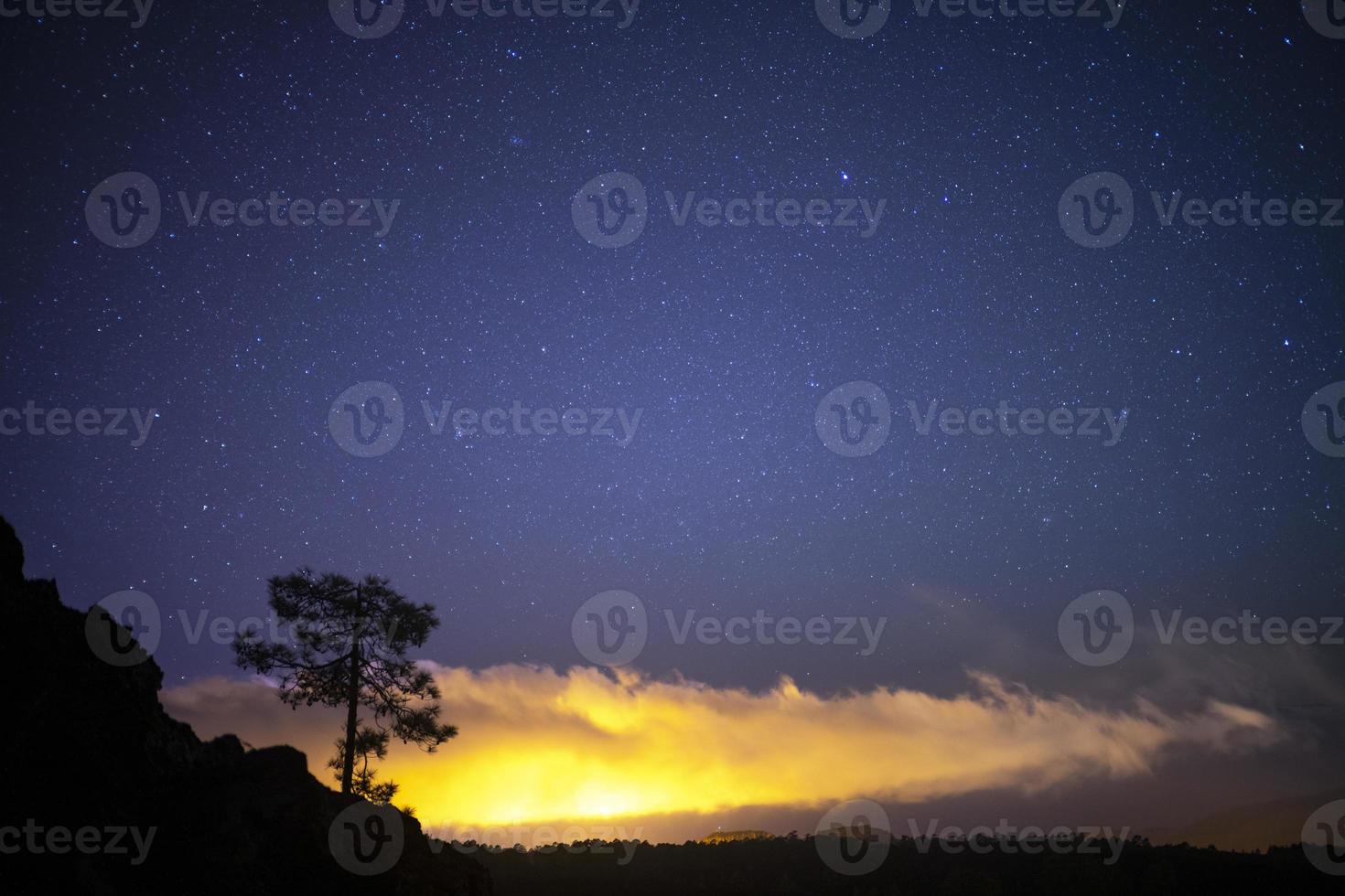 en natt tid stjärna skott av de bergen av tenerife foto