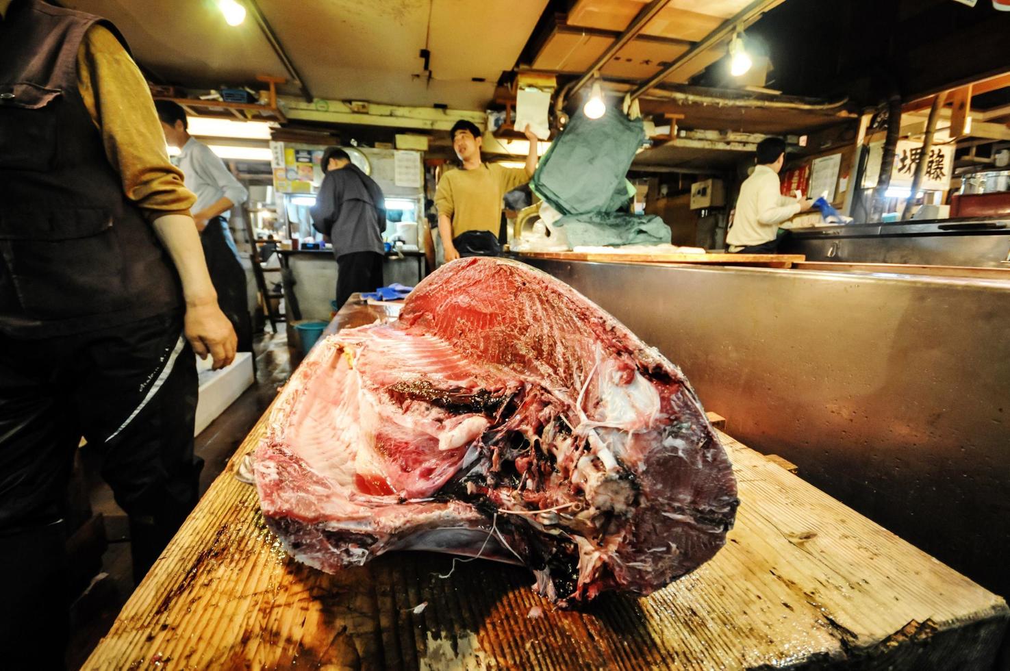 tokyo, japan- Maj 2010 tsukiji marknadsföra är en stor marknadsföra för fisk i central tokyo. de marknadsföra består av små butiker och restauranger fullt med folk längs smal körfält. tokyo, japan foto