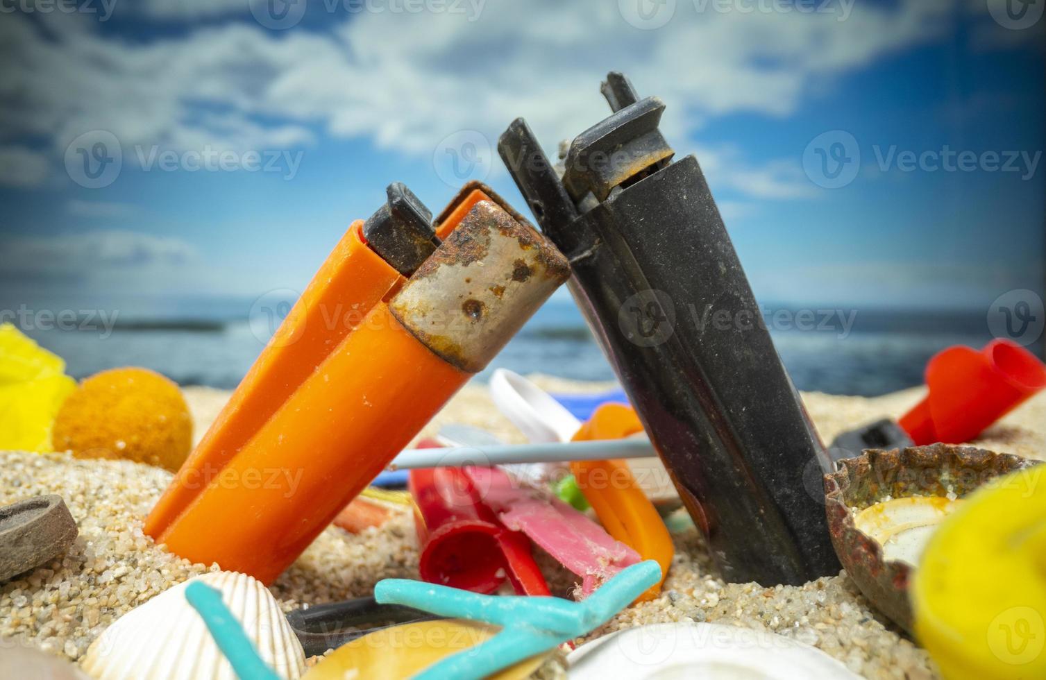 en skön strand täckt med skräp och skräp foto