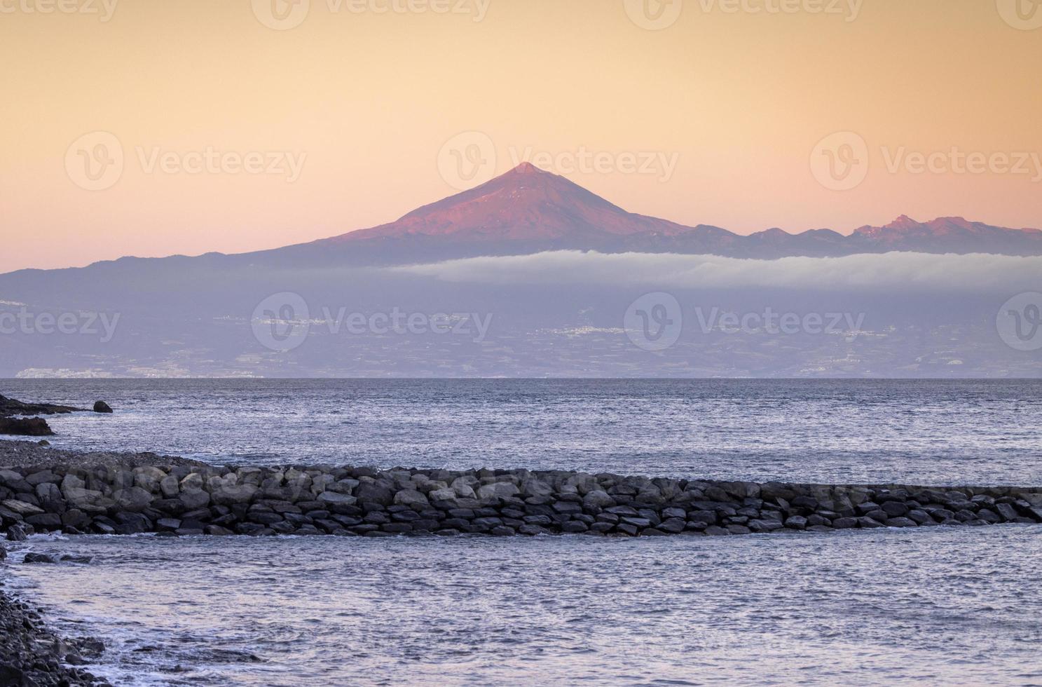 el teide vulkan tittade från strand i tenerife Spanien foto