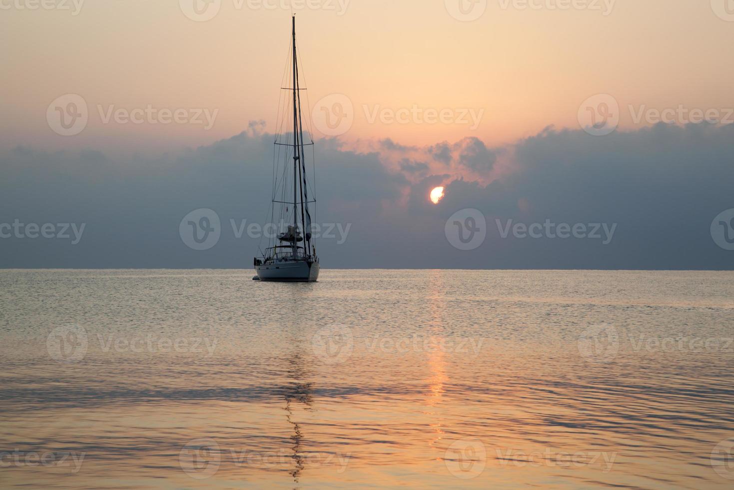 de Yacht och en molnig soluppgång i medelhavs hav foto