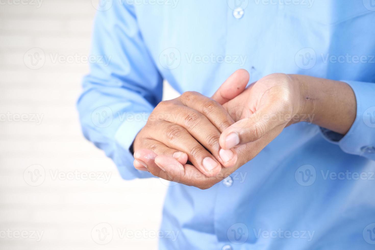 person som använder handdesinfektionsmedel foto