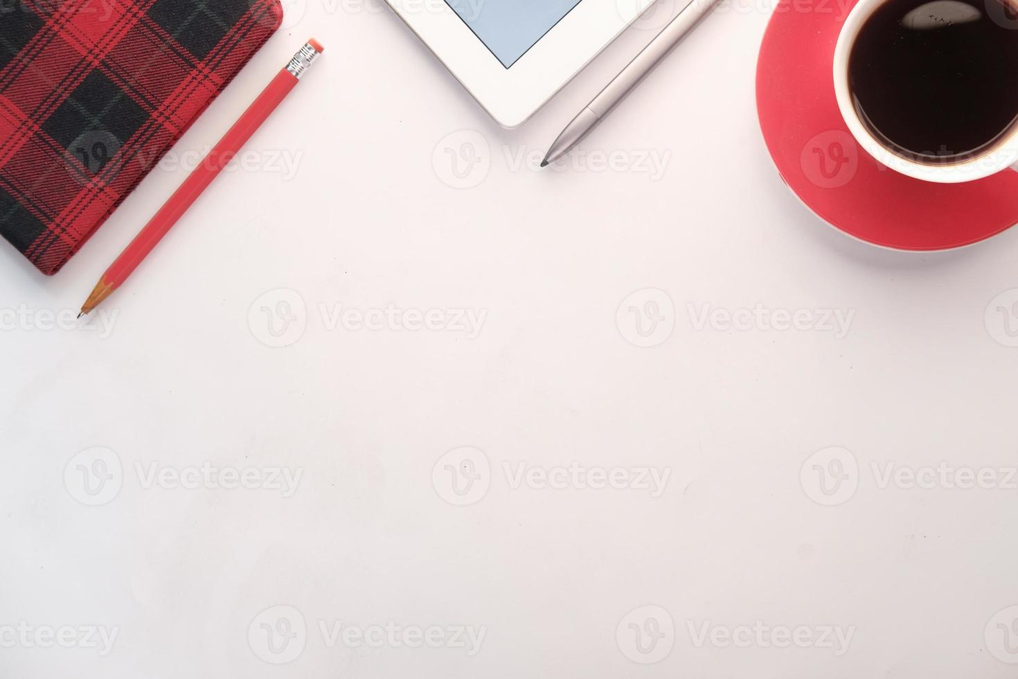 platt sammansättning av digital tablett, te och anteckningsblock på vit yta foto