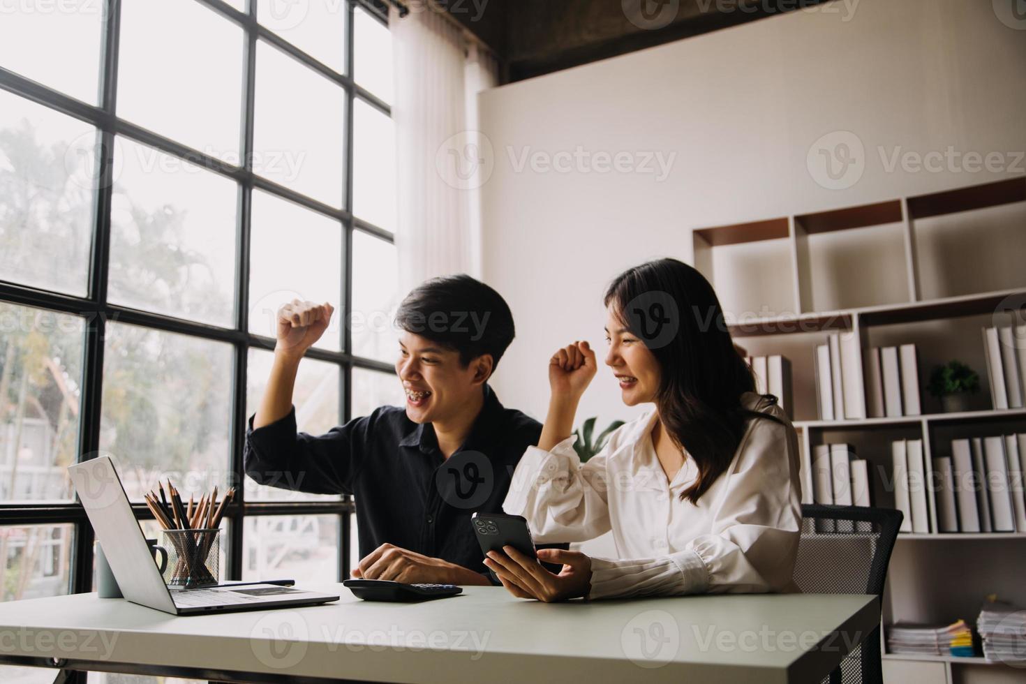 grupp av unga asiatiska affärsteam kreativa affärsmän medarbetare på kontoret glada över att vara framgångsrika partnerskap lagarbete firar prestation och framgång koncept. foto