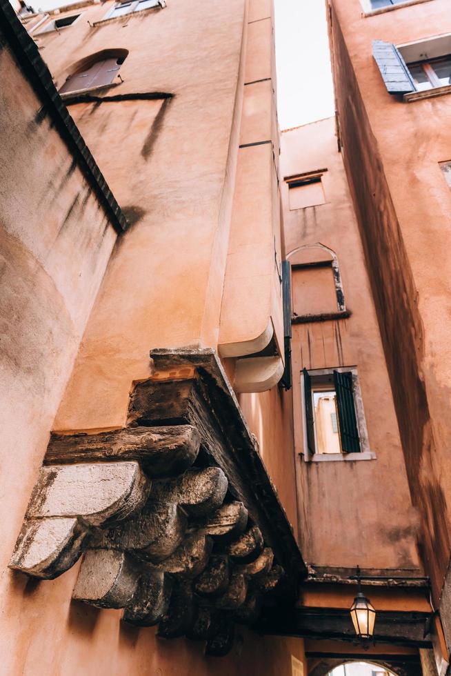 turistvägar till de gamla Venedigs gator i Italien foto