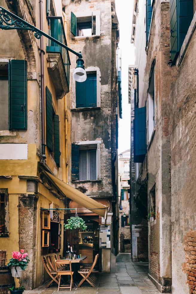 2017 Venedig, Italien - turistvägar för de gamla Venedig gatorna i Italien foto