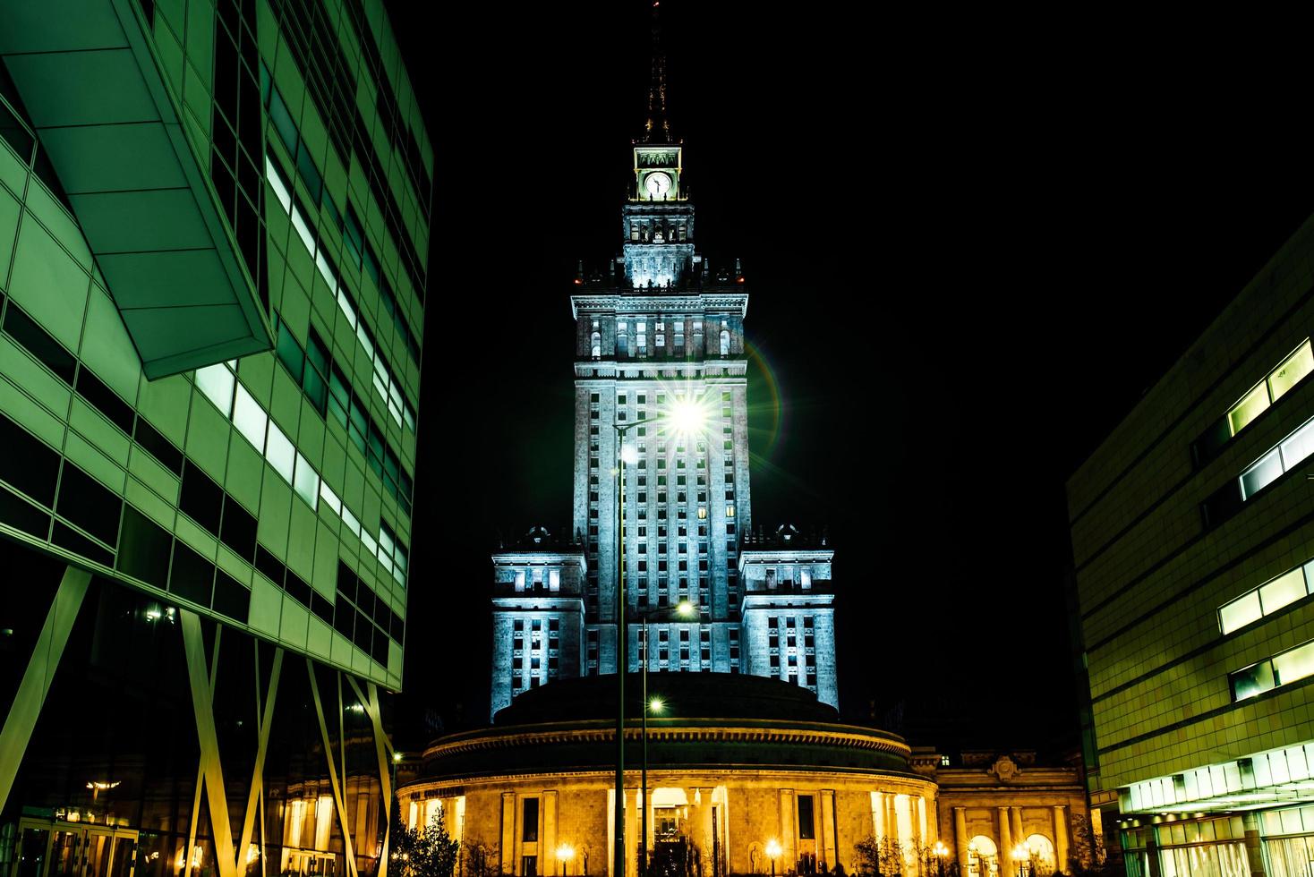 Warszawa, Polen 2017 - affärsbyggnader i Warshawa med nattlampor foto