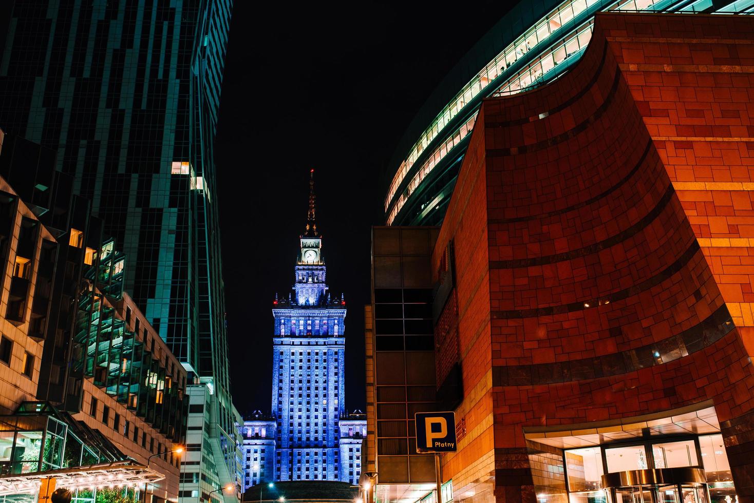 Warszawa, Polen 2017 - affärsbyggnader i Warshawa med nattlampor foto