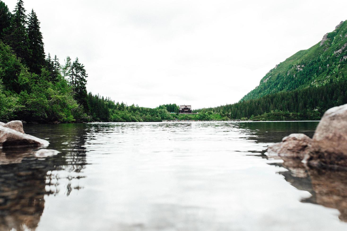 alpina sjöhav på sommaren foto