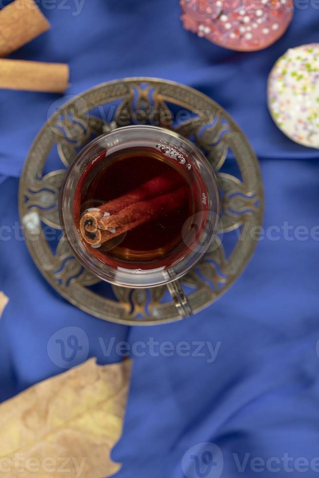 färgglada söta munkar med en kopp te foto