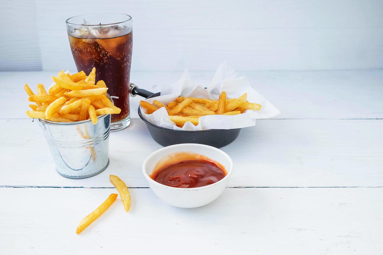 läsk med pommes frites och ketchup foto