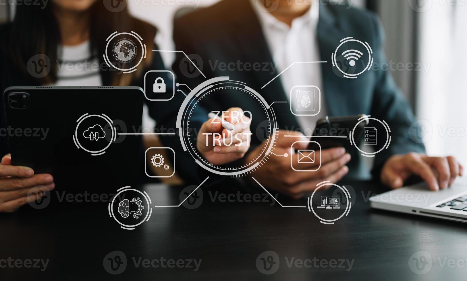 noll förtroende säkerhet begrepp person använder sig av dator och läsplatta med noll förtroende ikon på virtuell skärm av data businesses.in kontor foto