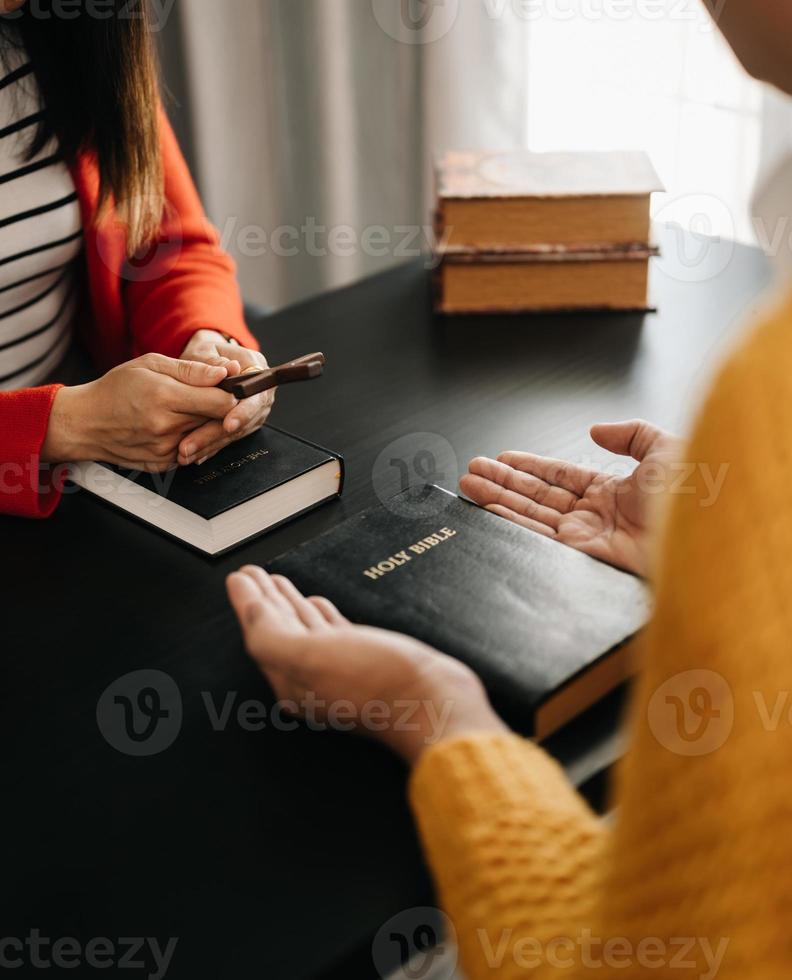 två människor läsning och studie bibel i Hem och be tillsammans.studerar de ord av Gud med vänner. foto