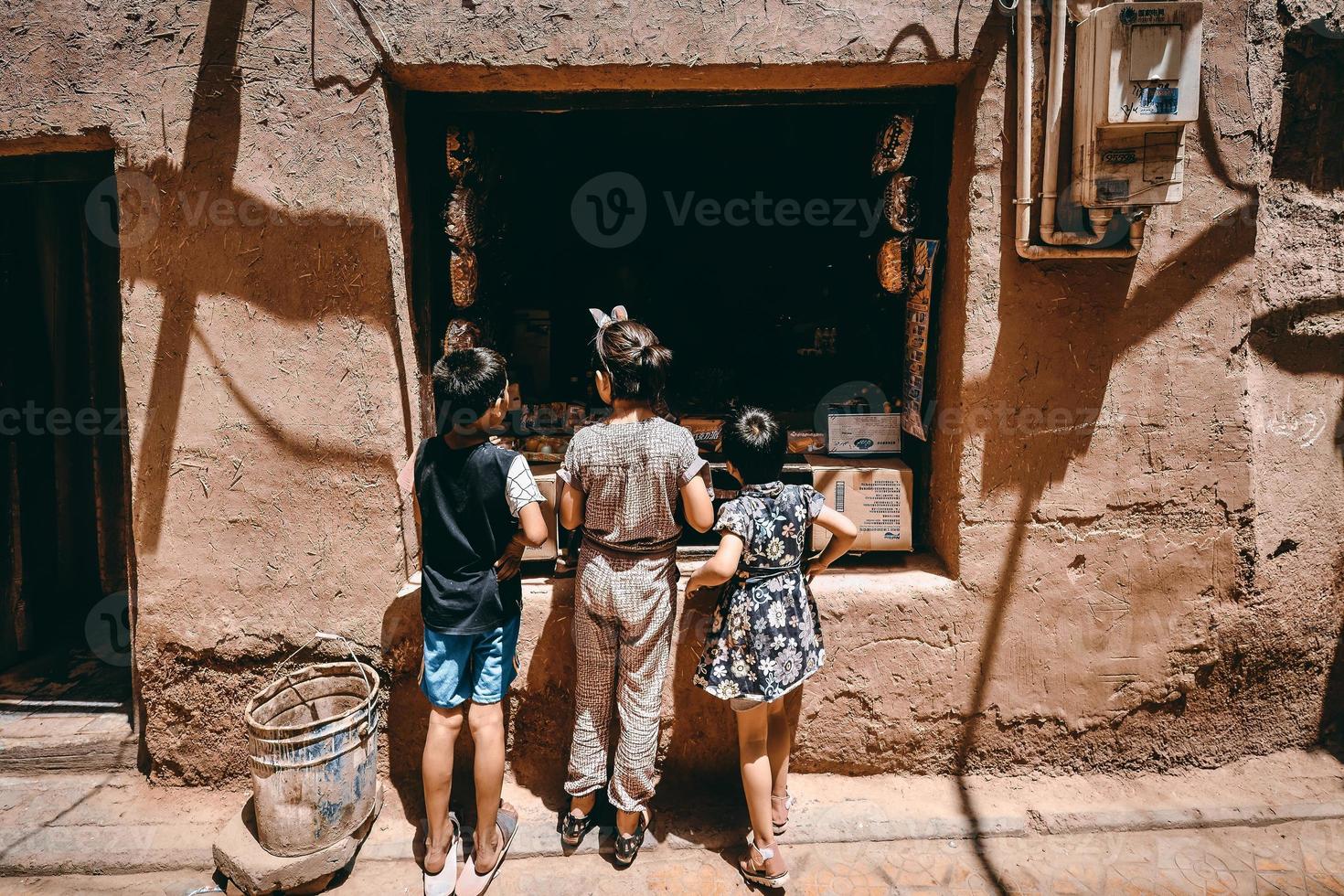 de små matvaror Lagra i de traditionell adobe hus av de hathpac folk hus foto