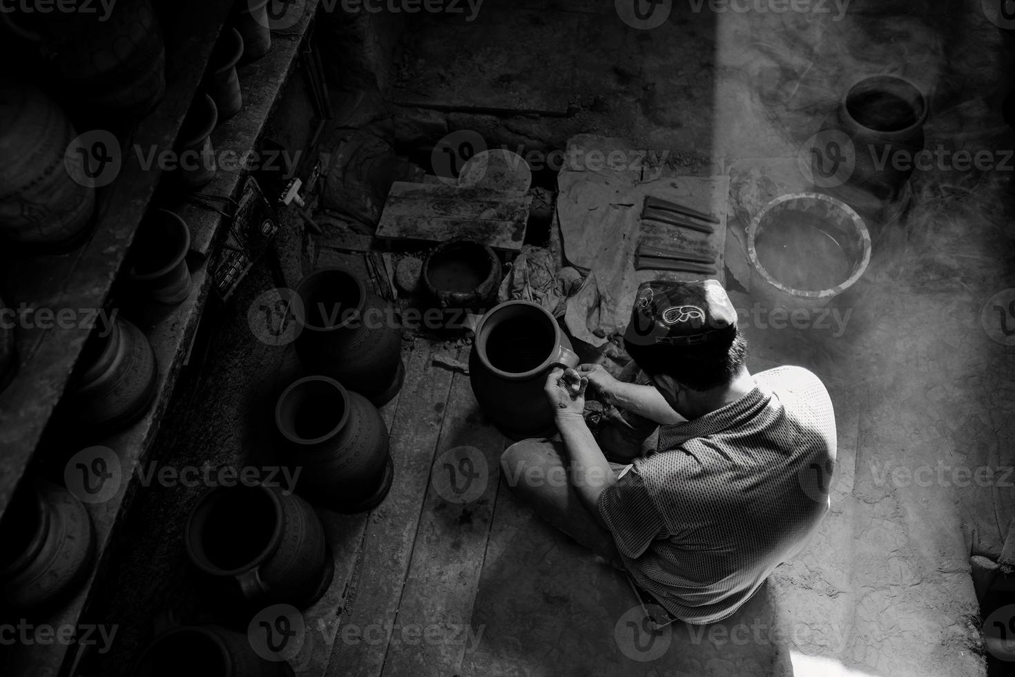 handgjort krukmakeri är en dyrbar kulturell funktion i de folk hus på hashpace i kashgar foto