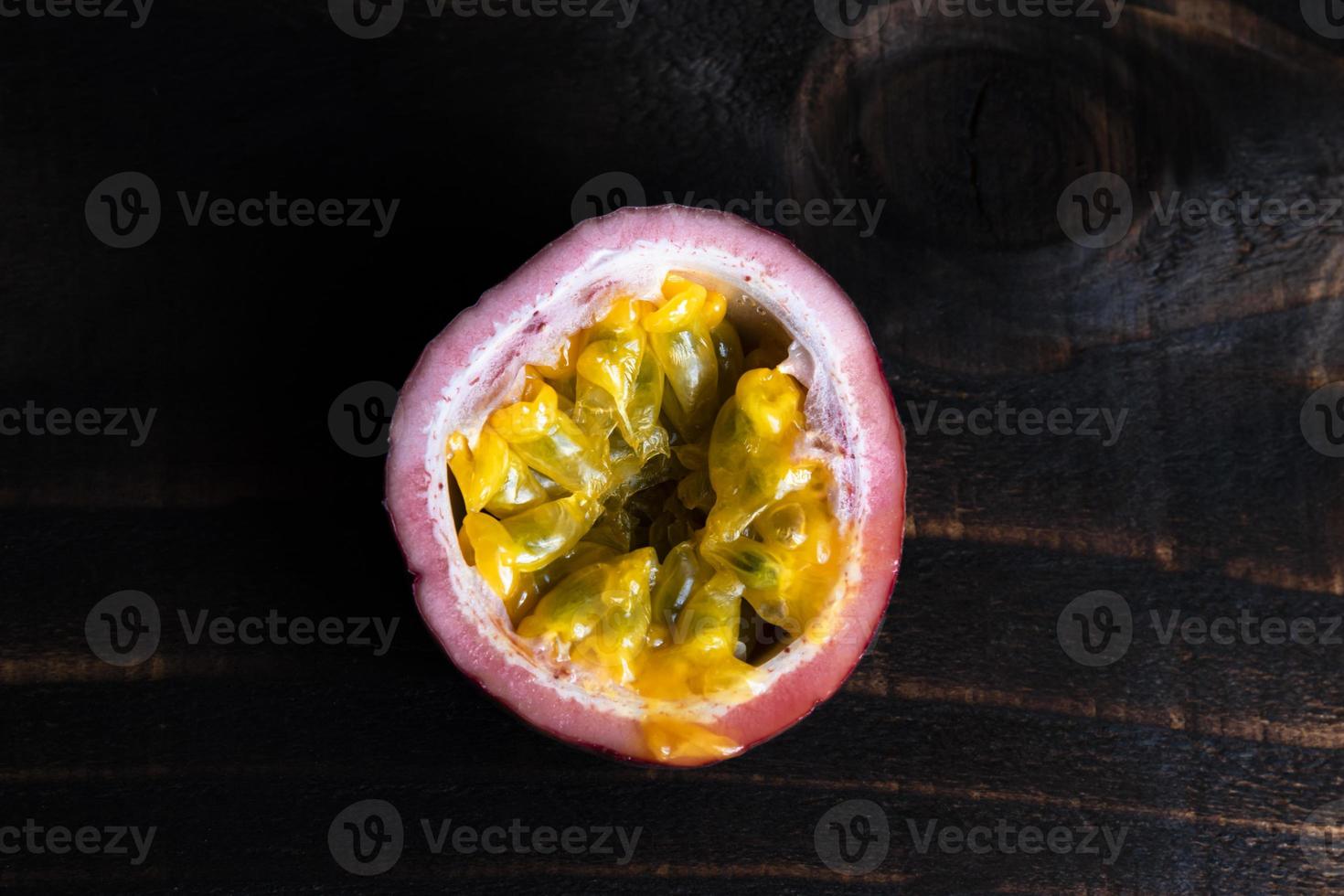 vegetarisk hälsosam mat passionsfrukt på svart träbord närbild. foto