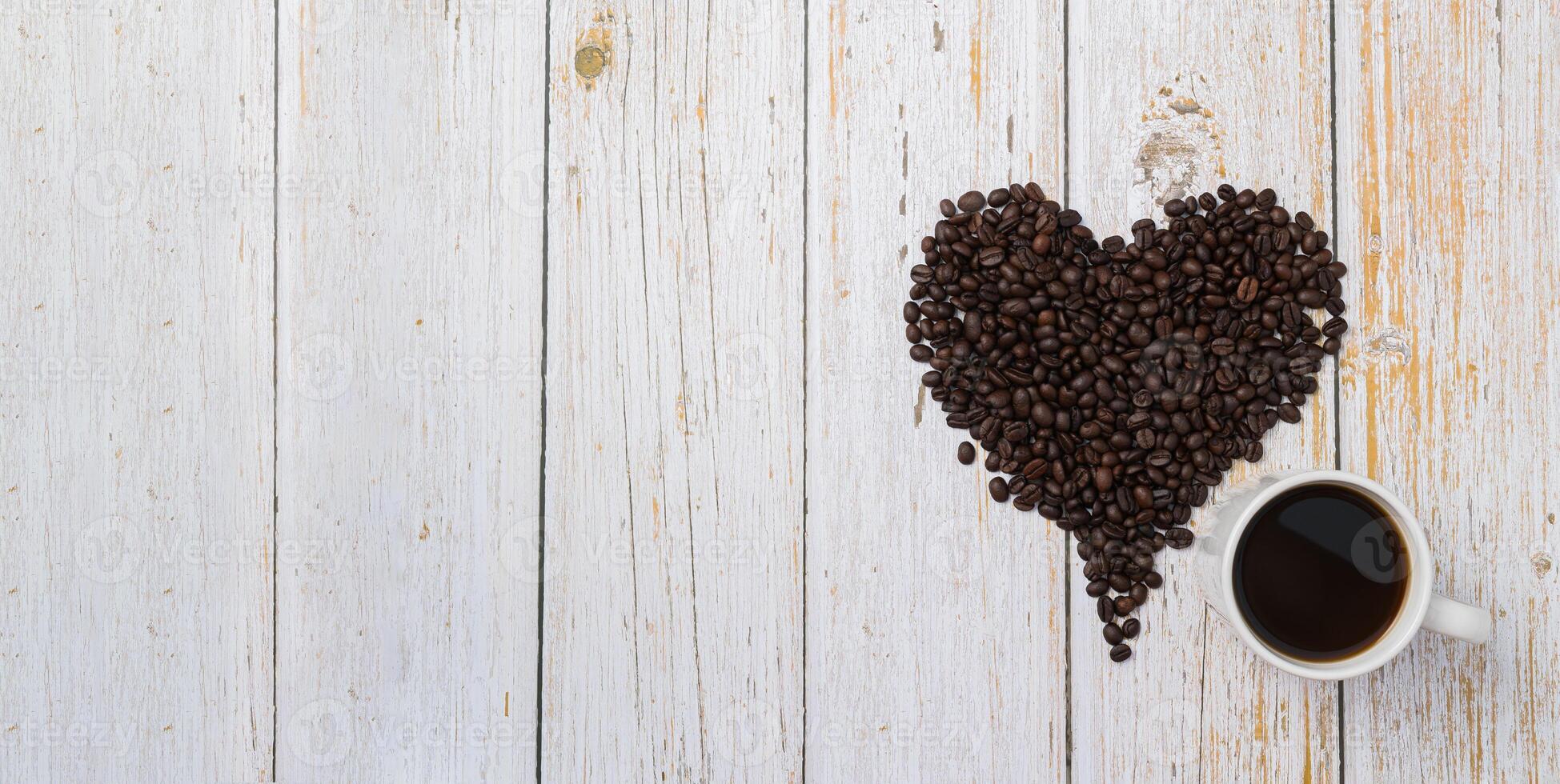 kaffebönor ordnade i en hjärta form, älskar att dricka kaffe koncept foto