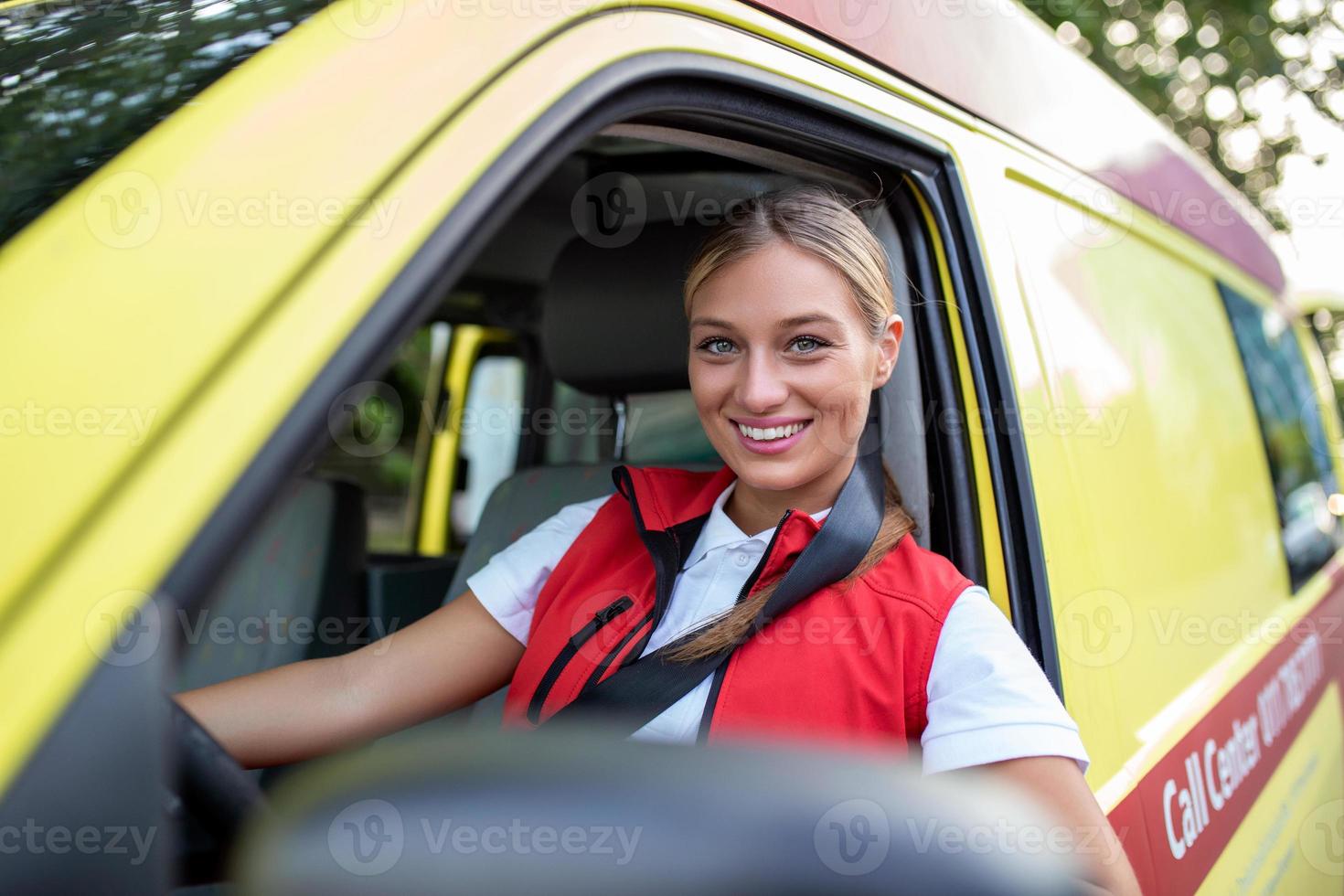 ambulans personal medlemmar i henne ambulans. hon är bär ambulans enhetlig av ambulanspersonal. hon är Sammanträde i de ambulans redo till gå till en ring upp foto