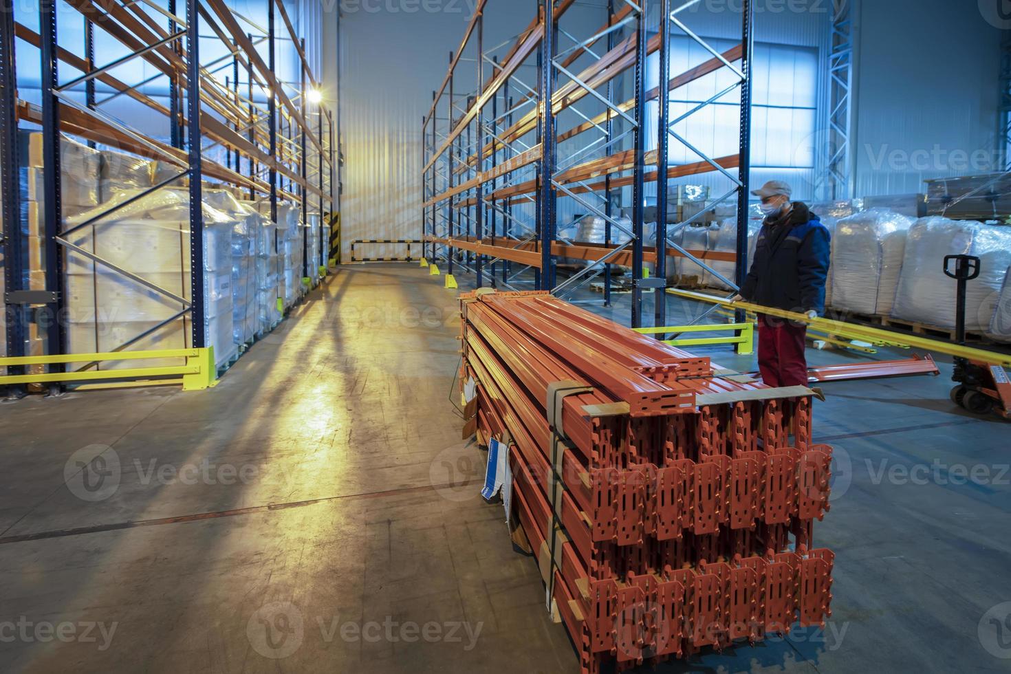 lager lokal av en fabrik eller verkstad med metall hyllor. foto