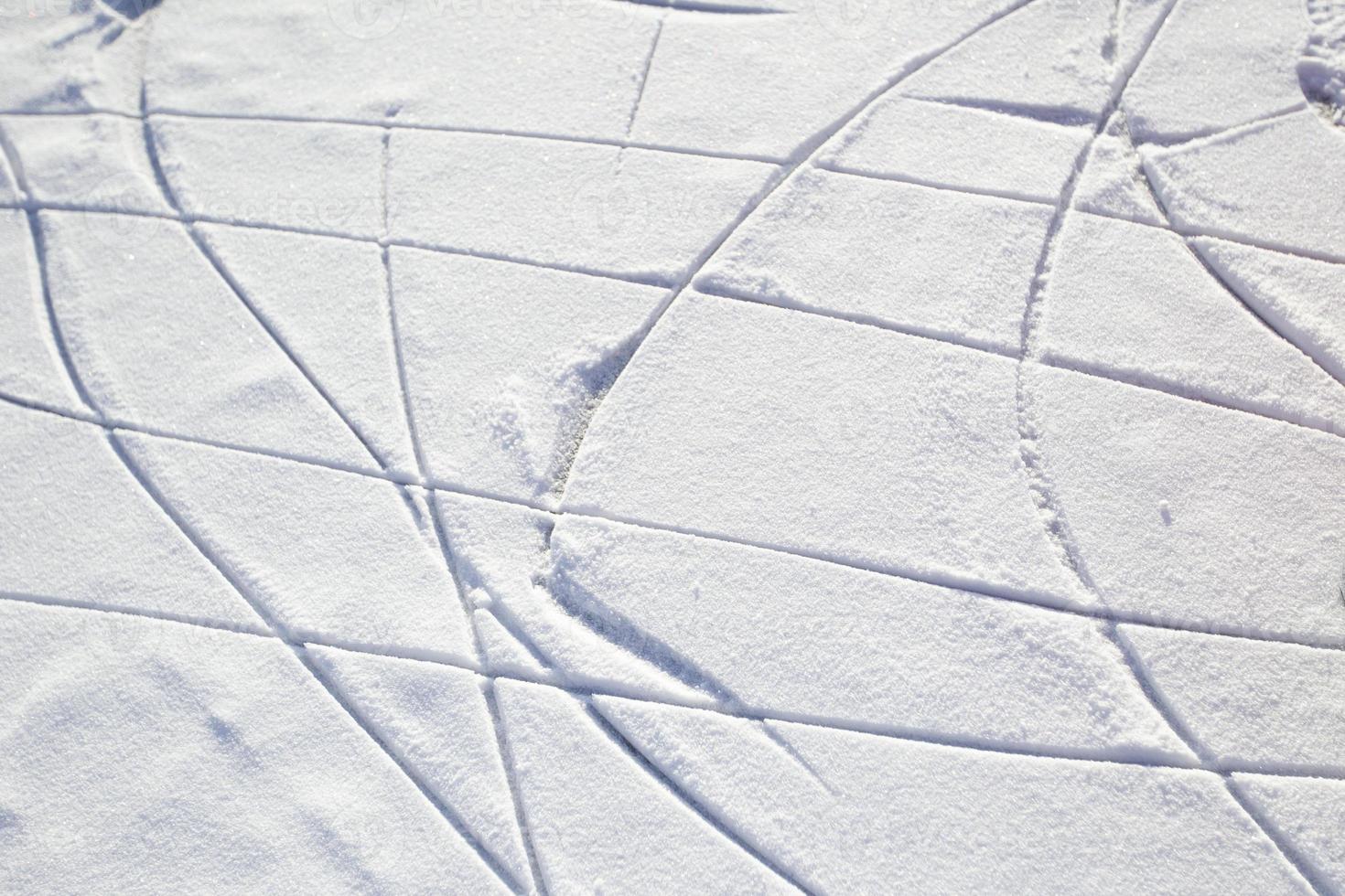 skridsko spår på is med snöig snö. vinter- bakgrund. foto