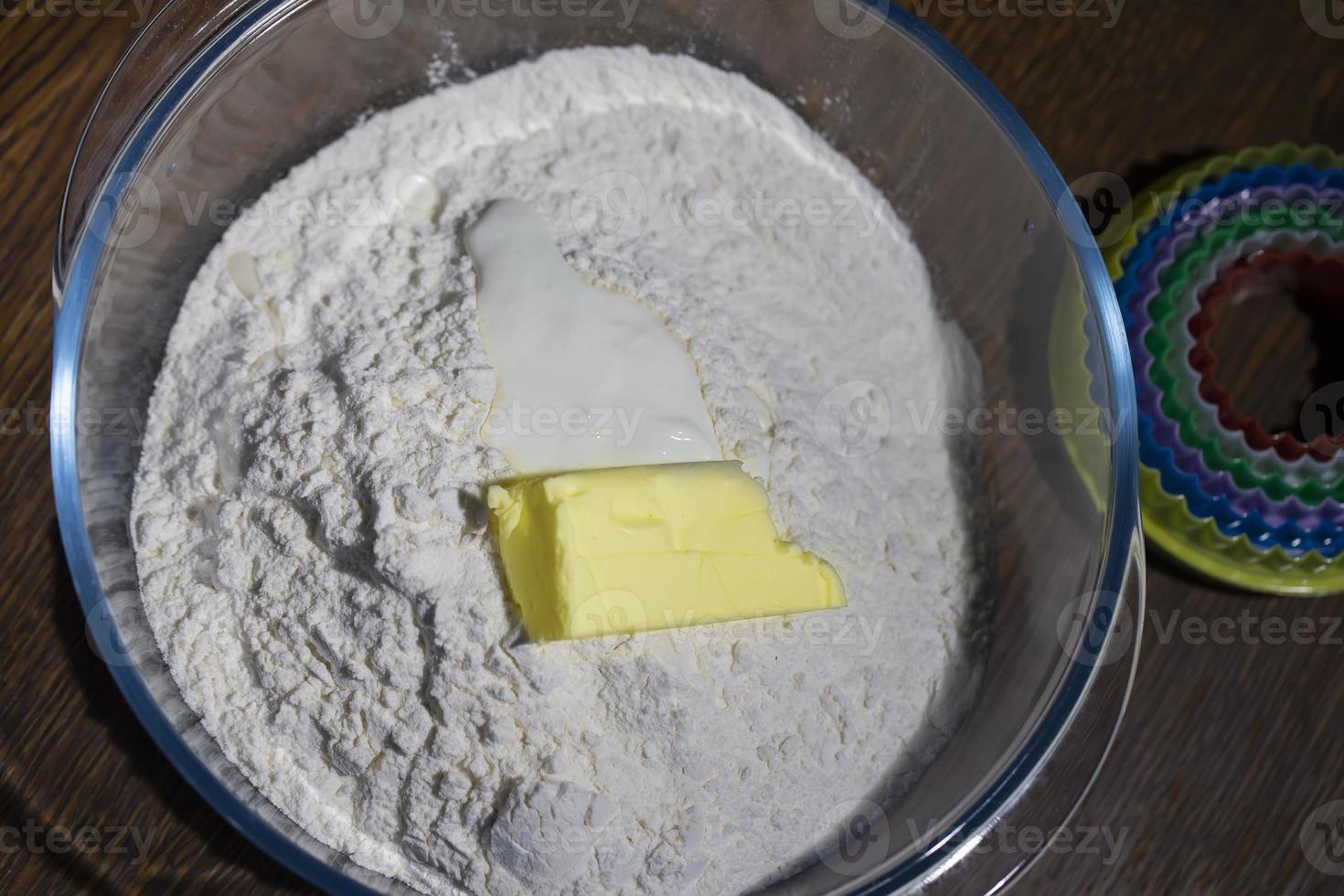 bakning. en bit av Smör eller margarin i mjöl. foto