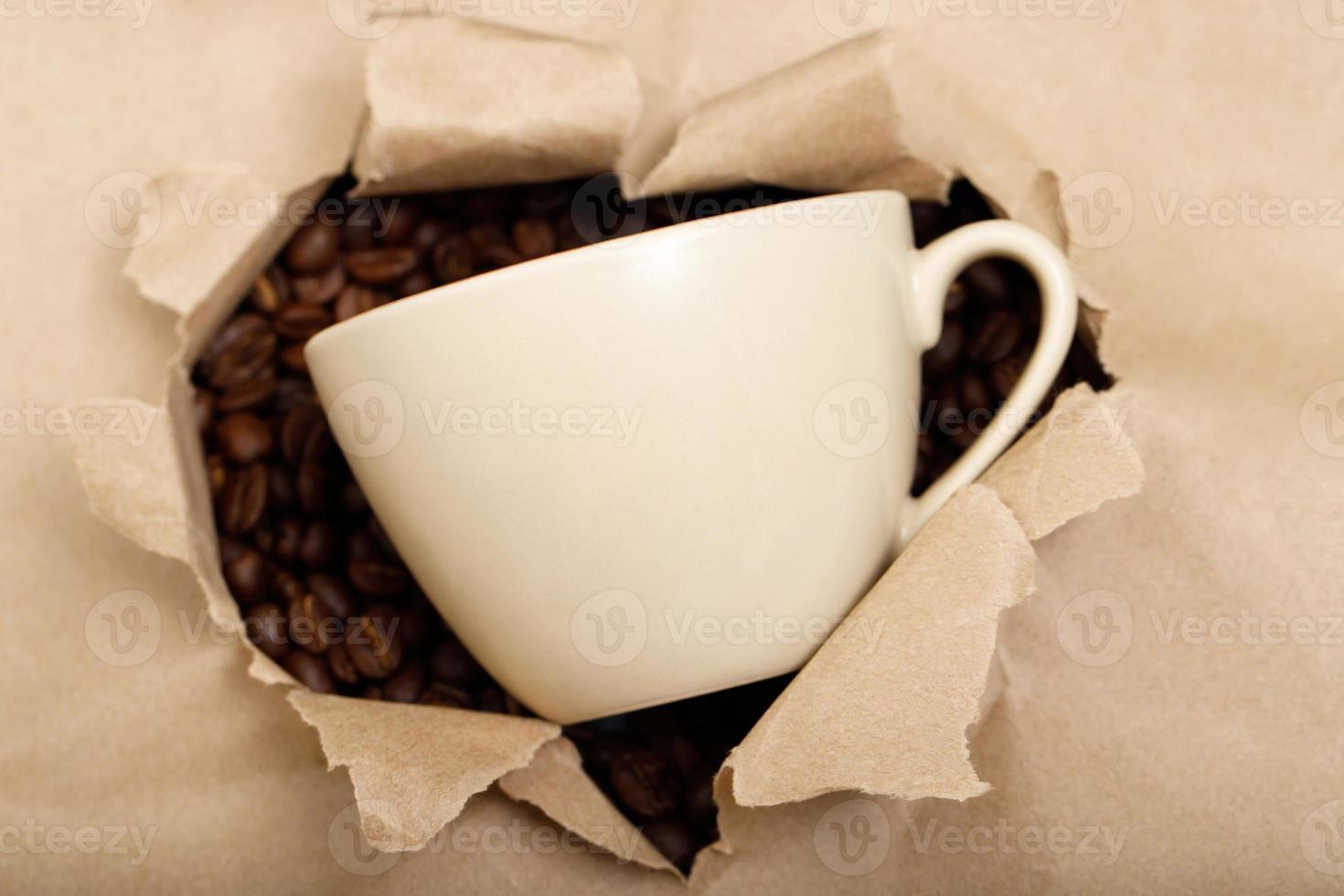 nyligen rostad kaffe bönor i en kopp foto