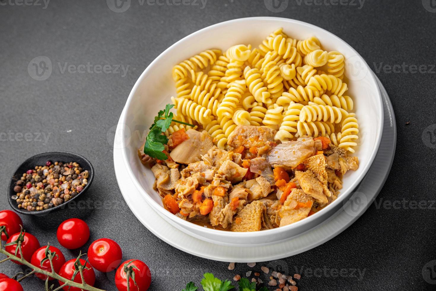 kött komage pasta pasta fusilli färsk redo till laga mat friska måltid mat mellanmål på de tabell kopia Plats mat bakgrund rustik foto