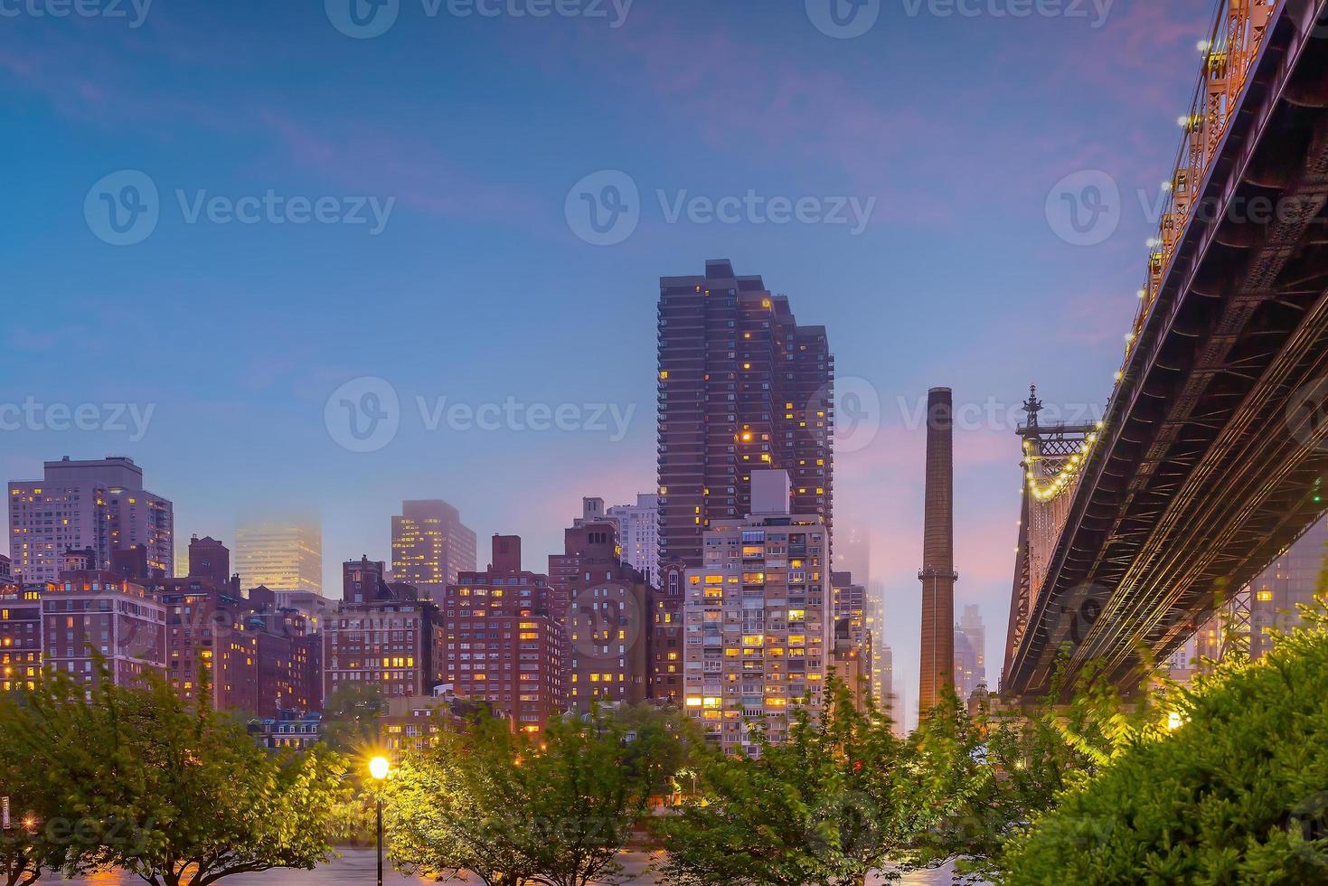manhattan stad horisont stadsbild av ny york med drottning bro foto