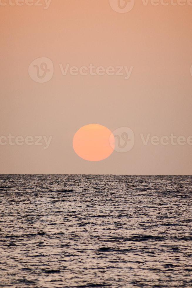 solnedgång över havet foto