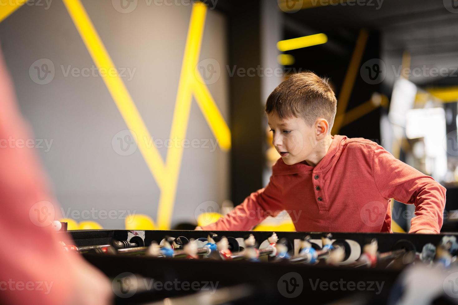 pojke spelar tabell fotboll i barn spela Centrum. foto