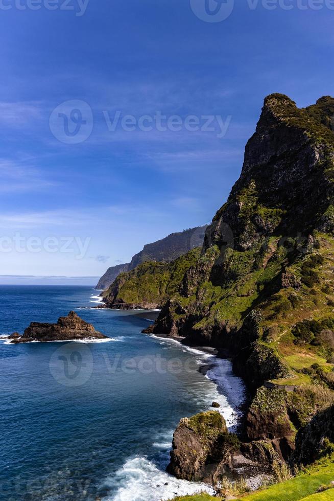 hög klippor av madeira, portugal foto