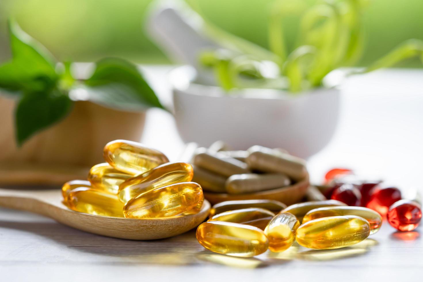 alternativ medicin ört organisk kapsel med vitamin e omega 3 fiskolja, mineral, läkemedel med örter blad naturliga kosttillskott för ett hälsosamt gott liv. foto