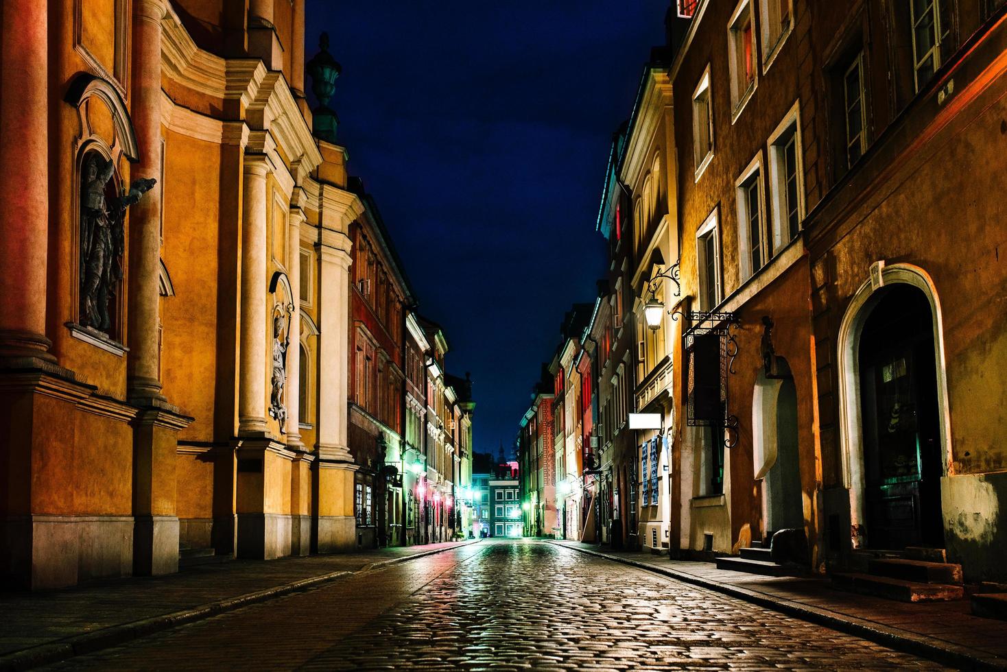gammal historisk del av Warszawa Polen i ljuset av nattljus foto