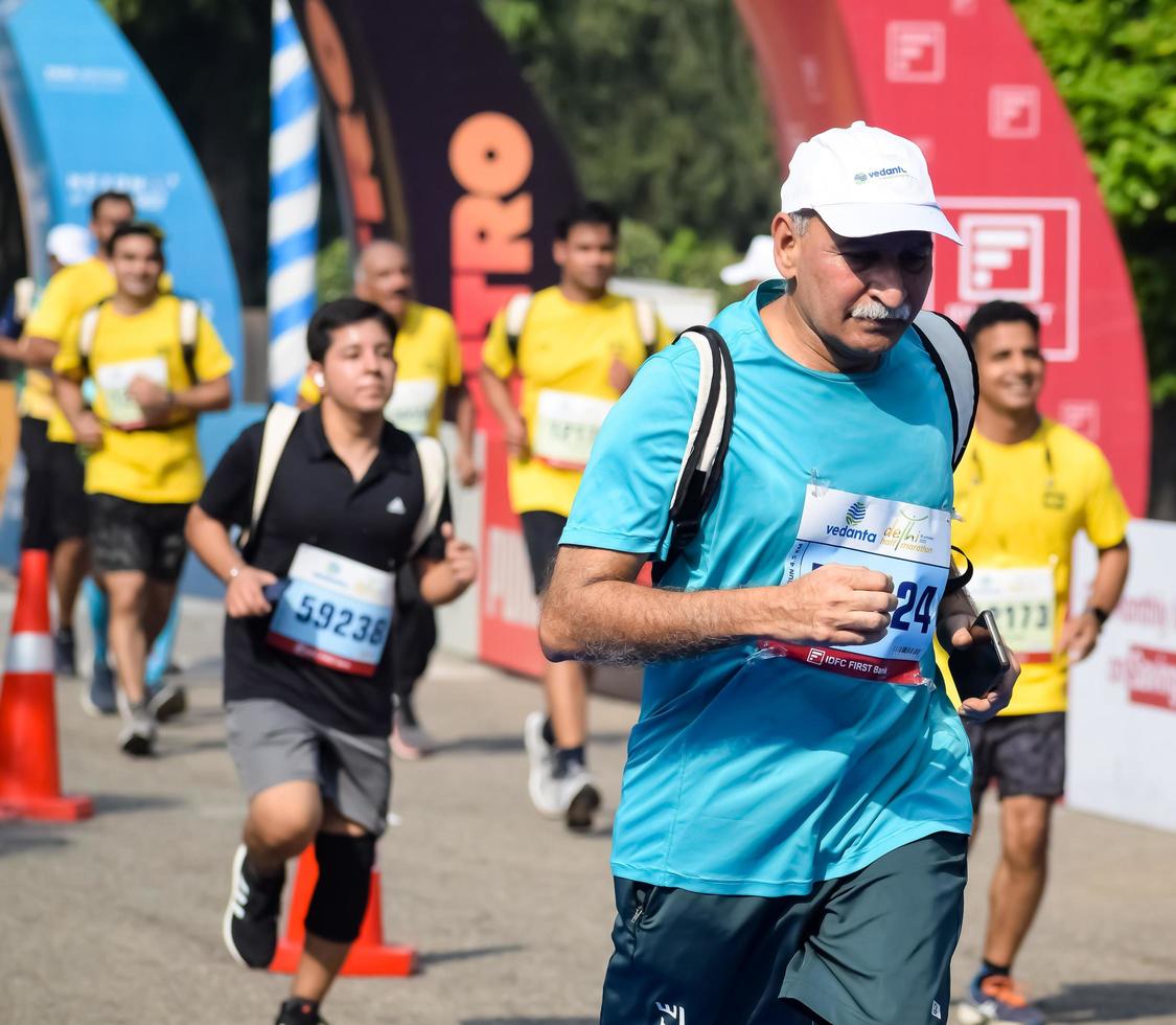 ny delhi, Indien - oktober 16 2022 - vedanta delhi halv maraton lopp efter covid i som maraton deltagarna handla om till korsa de Avsluta linje, delhi halv maraton 2022 foto