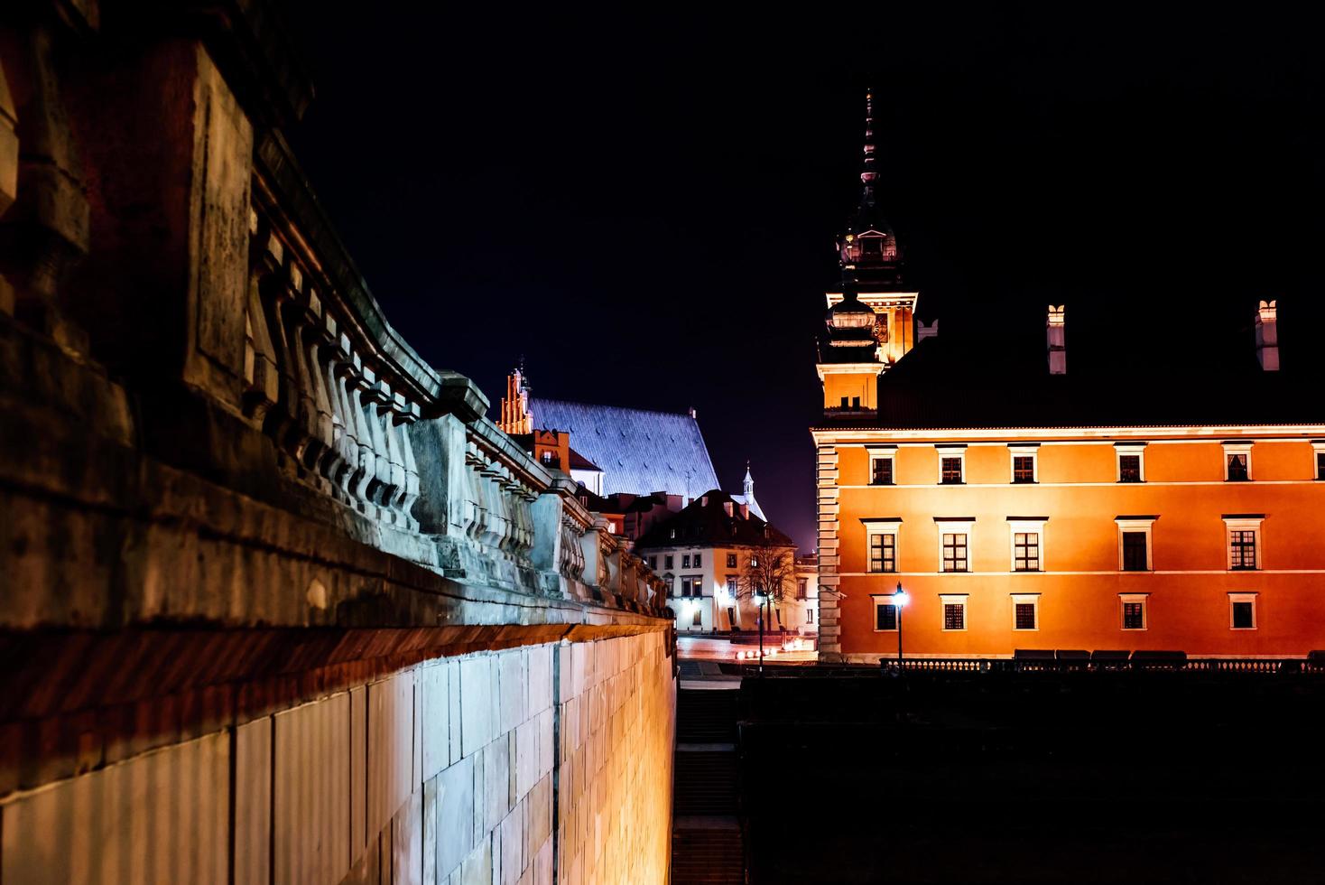 Warszawa, Polen 2017 - turistområde i den gamla staden i natt Warshawa foto