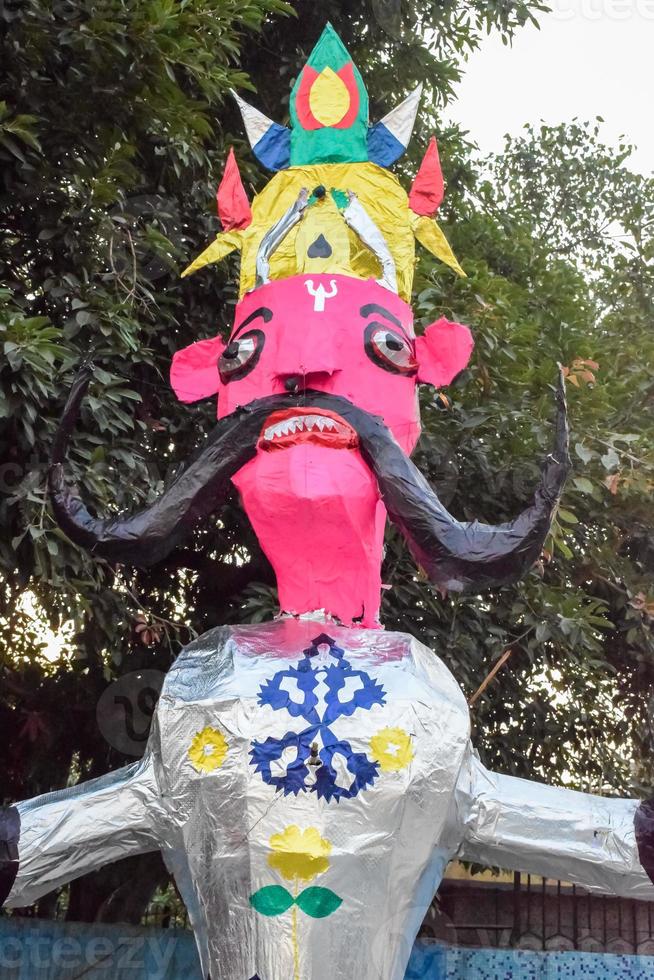ravnans varelse antänds under dussera festival på ramleela jord i delhi, Indien, stor staty av ravana till skaffa sig brand under de rättvis av dussera till fira de seger av sanning förbi herre rama foto