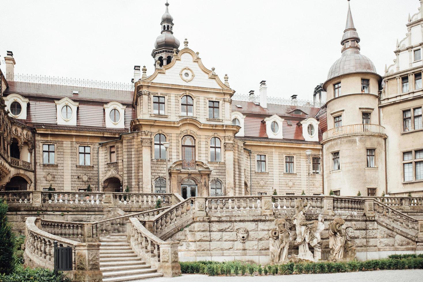 moszna, polen 2017 - gammalt polskt slott i byn moszna foto