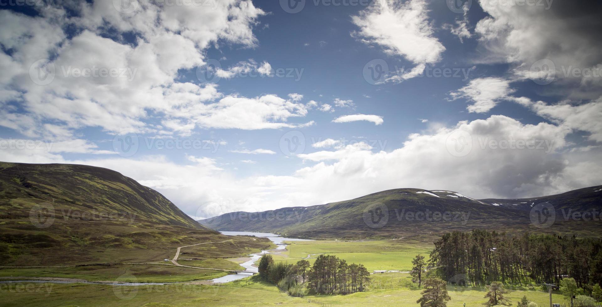 loch och berg landskap i de cairngorm nationell parkera, skottland foto