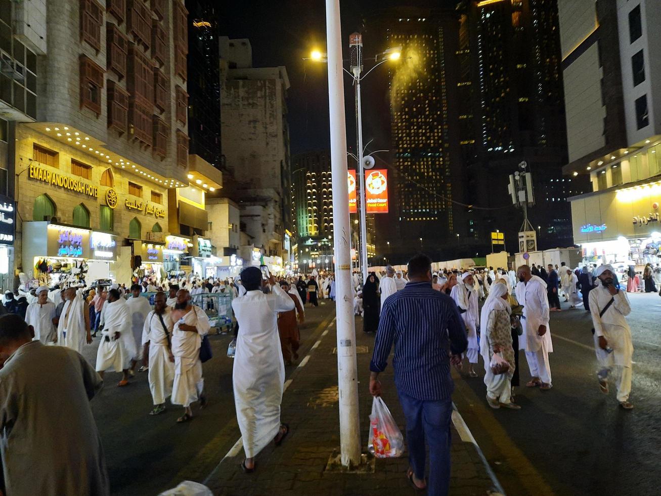 mecka, saudi Arabien, Mars 2023 - skön se utanför de masjid al-haram i mecka. besökare från Allt över de värld är i annorlunda platser. foto