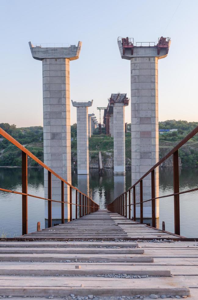 brovägskorsning vid brokonstruktion foto