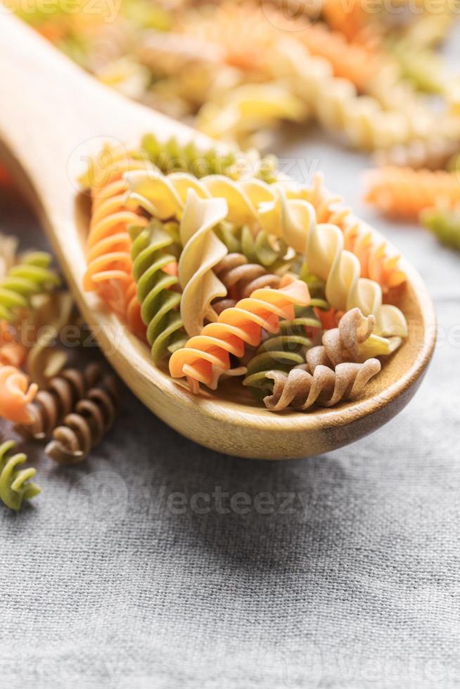 en mängd av fusilli pasta tillverkad från annorlunda typer av baljväxter, grön och röd linser, mung bönor och kikärtor. glutenfri pasta. foto