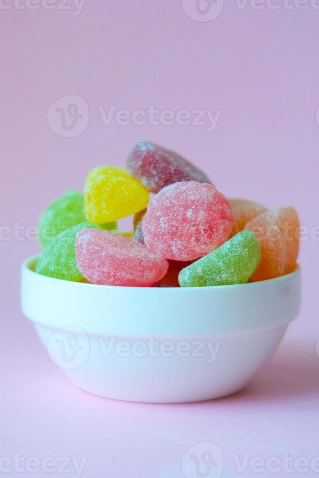 färgrik godis ljuv gelé i en skål på tabell foto