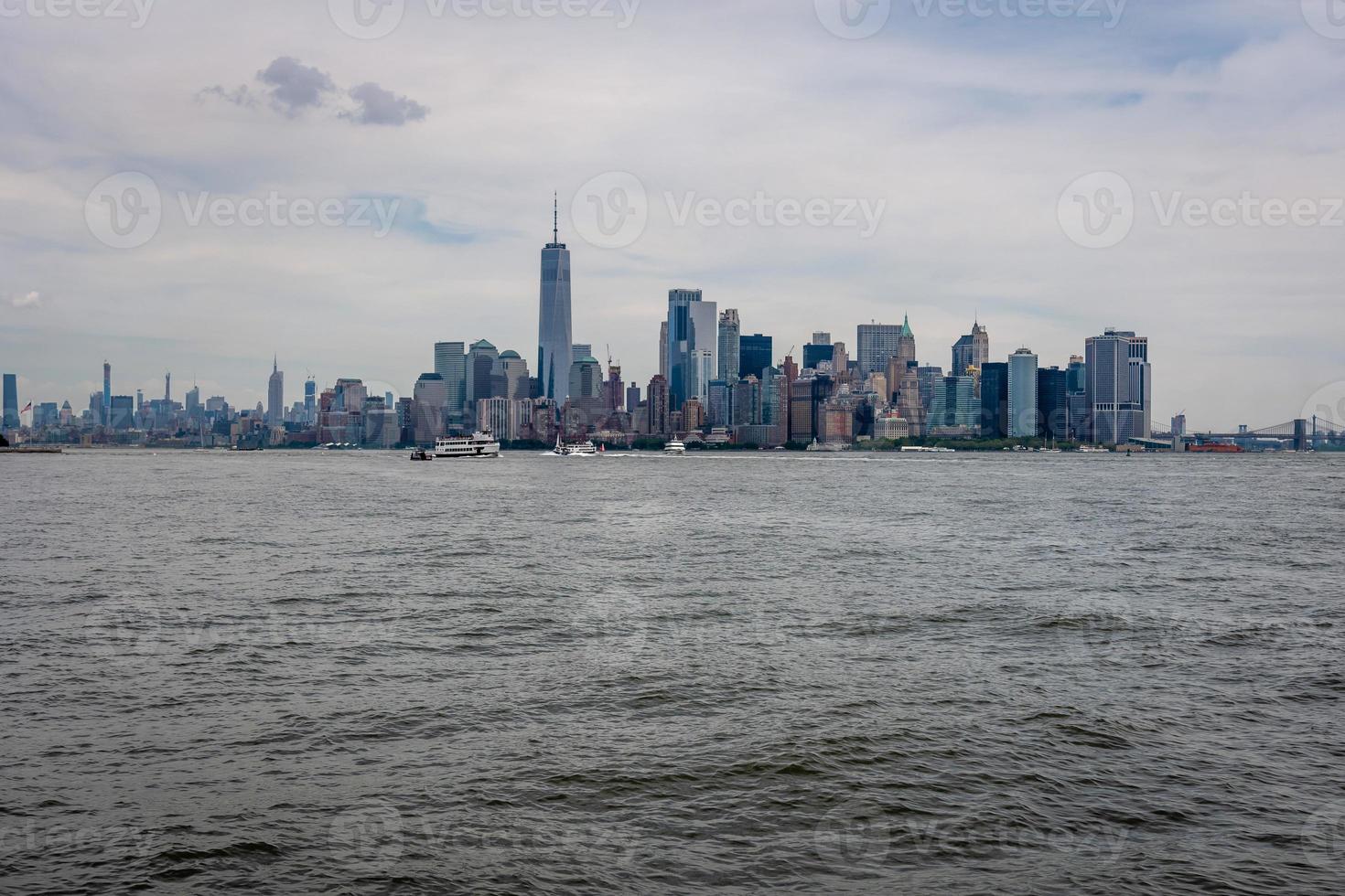 horisont och moderna kontorsbyggnader i midtown manhattan sett från över Hudson River foto