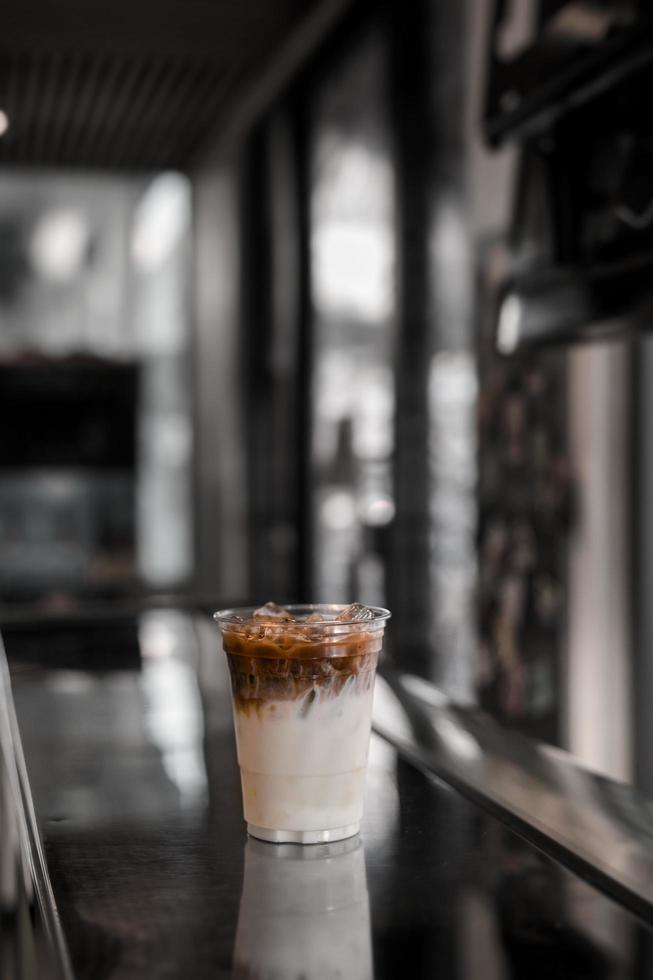 glas iskaffe med mjölk på bordet foto